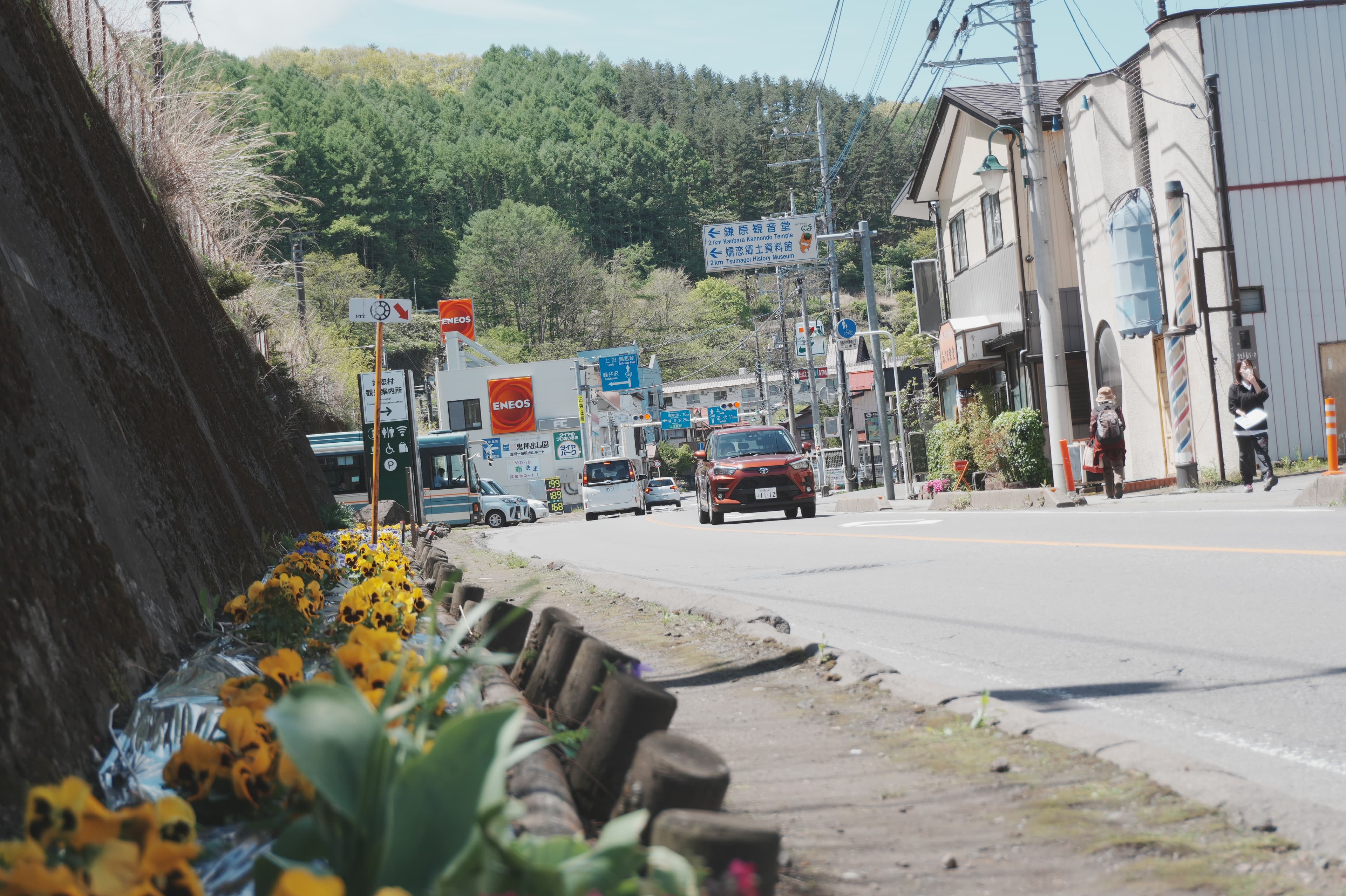 街道を車が走る風景